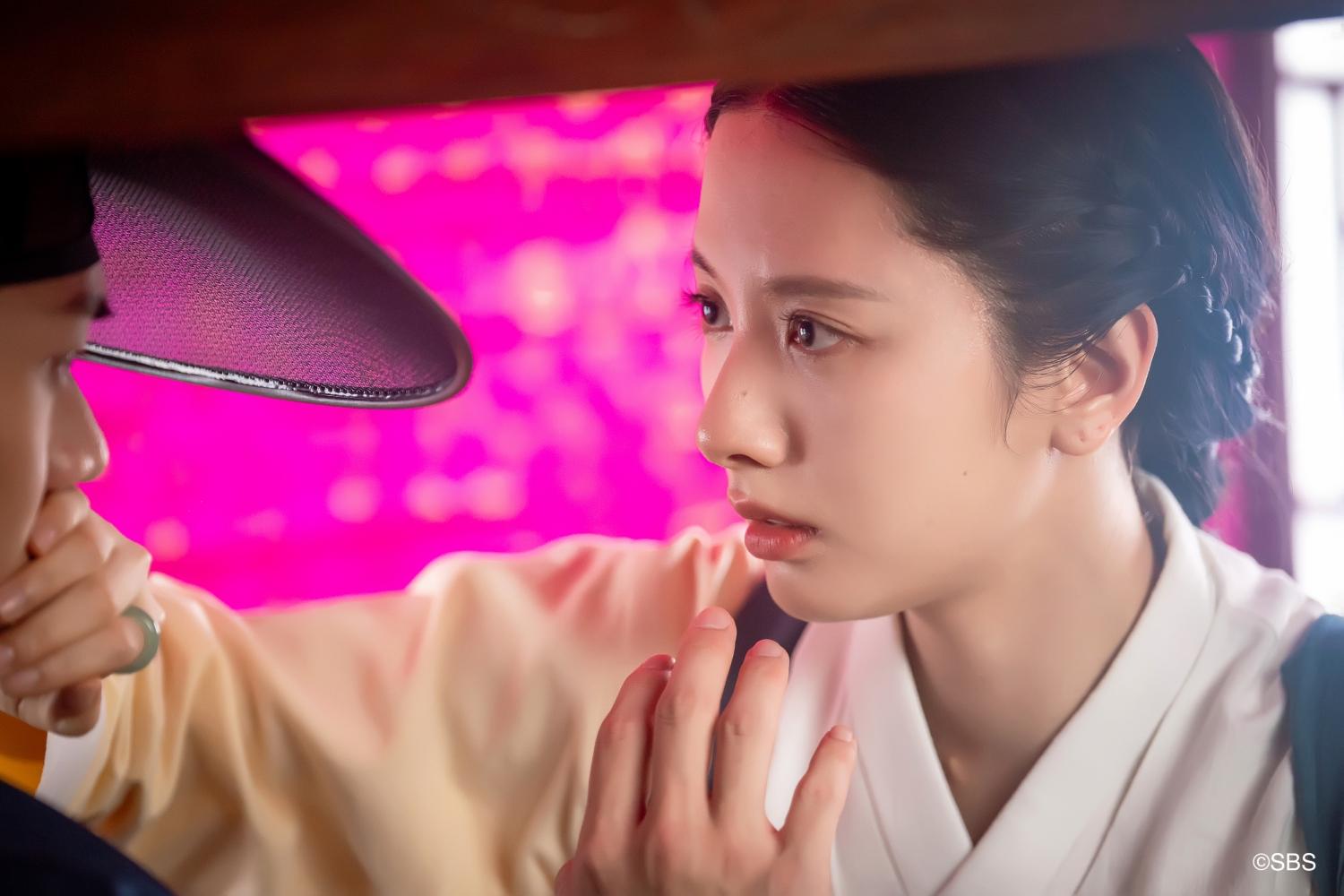 金知妍懷疑自己對陸星材的情感是因為對方住在尹甲的身體裡。(圖/Hami Video提供)