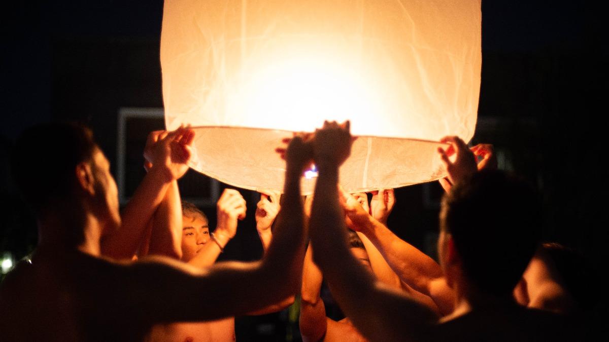 《誰在看著我們》其中一幕有7個男演員全裸放天燈。（圖／攝露士提供）