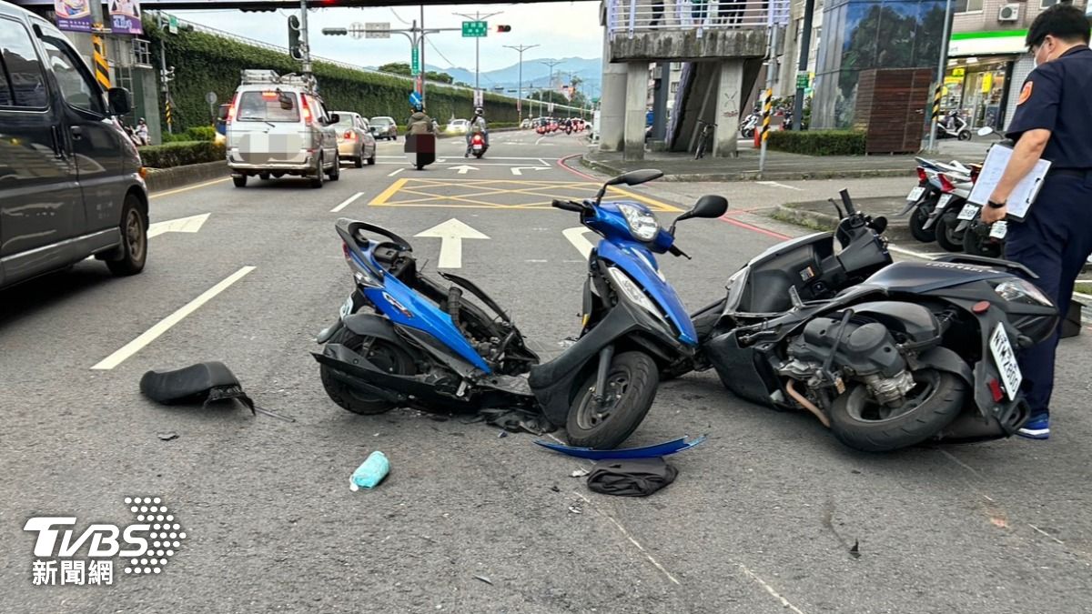 3騎士在交叉路口撞在一起。(圖/TVBS)