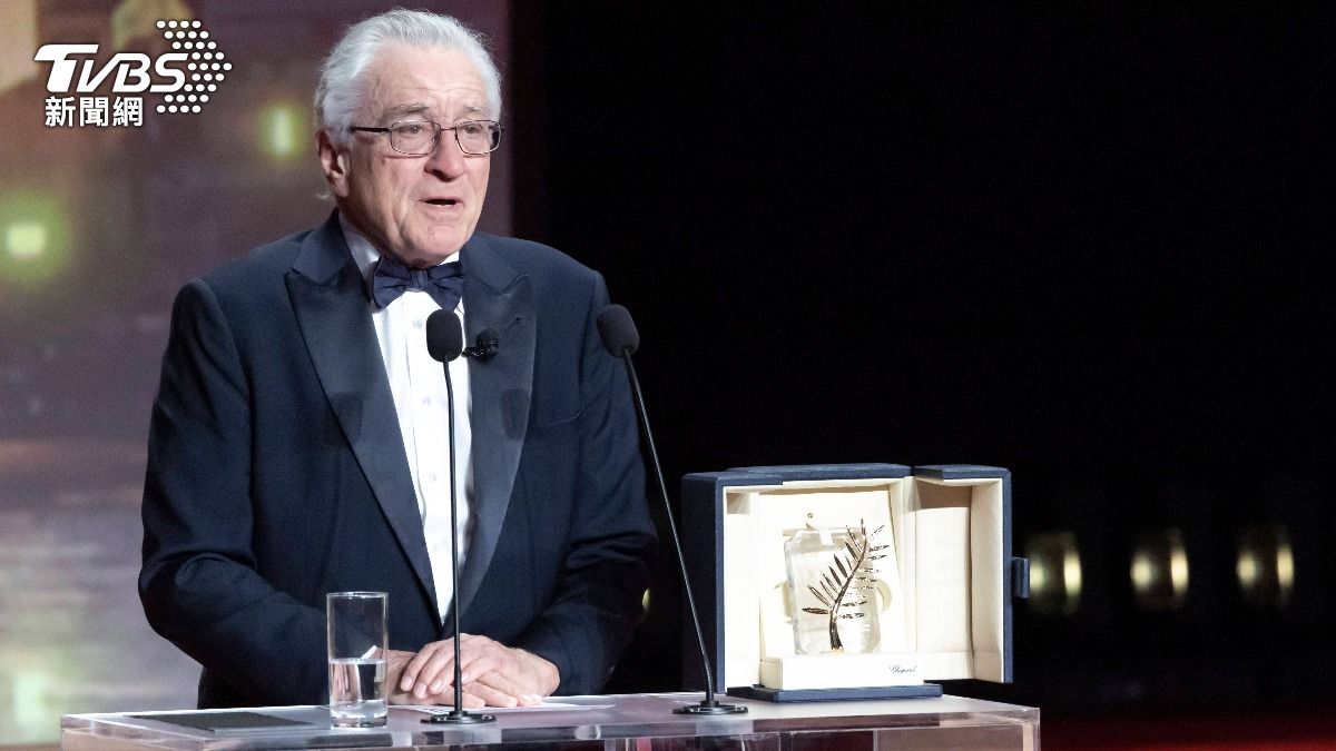 勞勃狄尼洛（左）領取象徵終身成就獎的榮譽金棕櫚獎。（圖／達志影像美聯社）