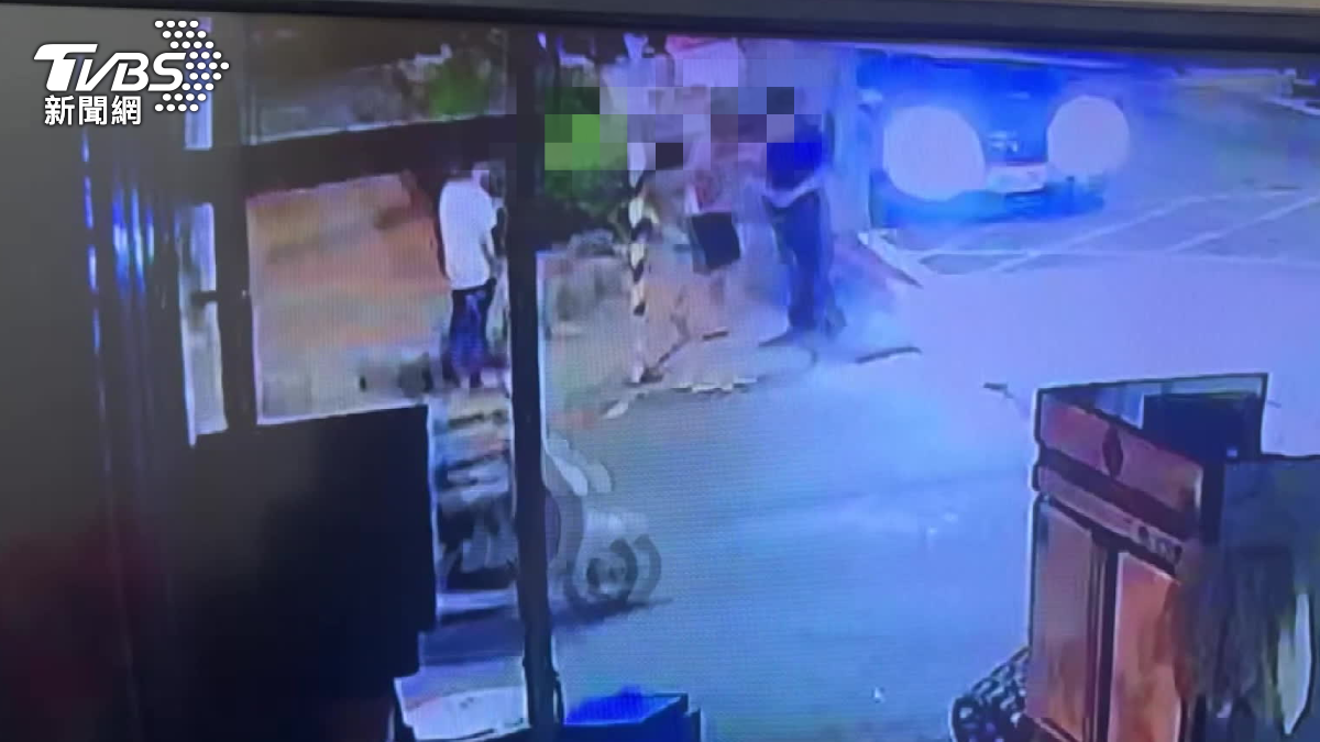 三名男子圍毆一名男子。（圖／TVBS）