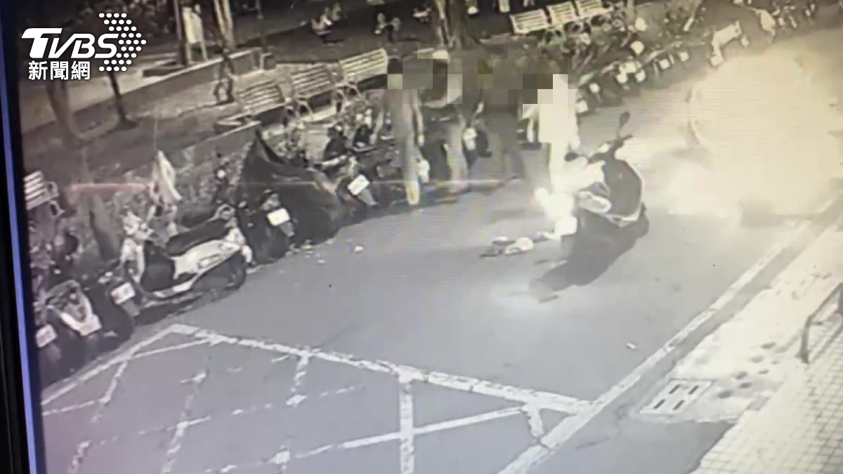 受害男子一路被持刀追砍。（圖／TVBS）