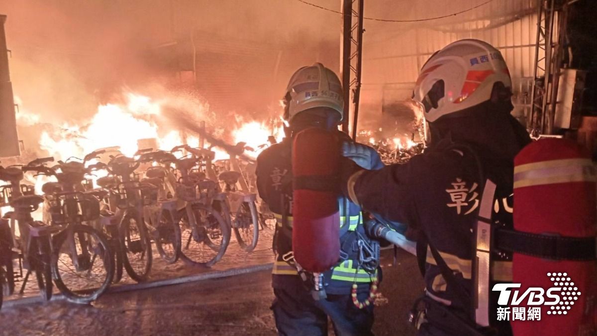 彰化腳踏車鋰電池工廠陷火海。（圖／TVBS）