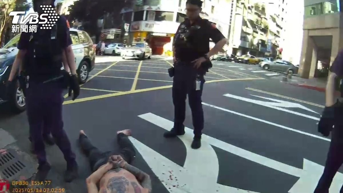 砍人嫌犯遭警方壓制逮捕。（圖／TVBS）