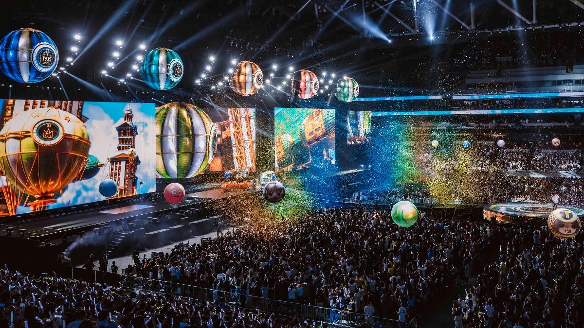 五月天從僅可容納20人的香港小酒吧，一路唱到容納4.5萬人的啟德主場館。（圖／相信音樂提供）