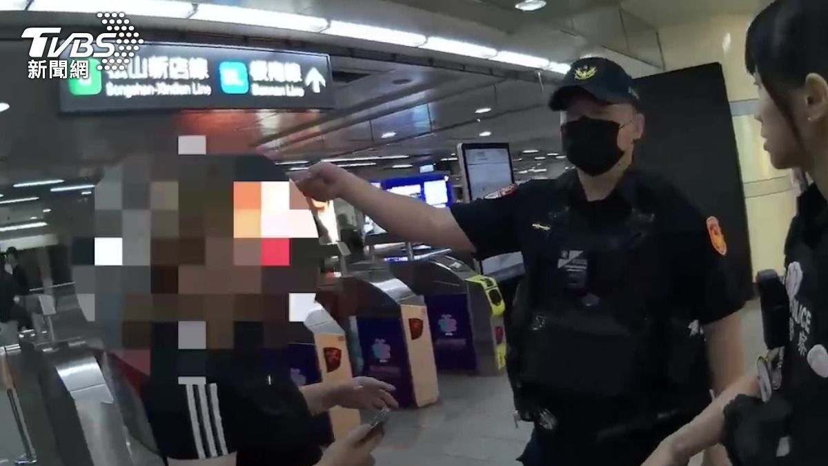警方到場向被害人了解情況。（圖／TVBS）