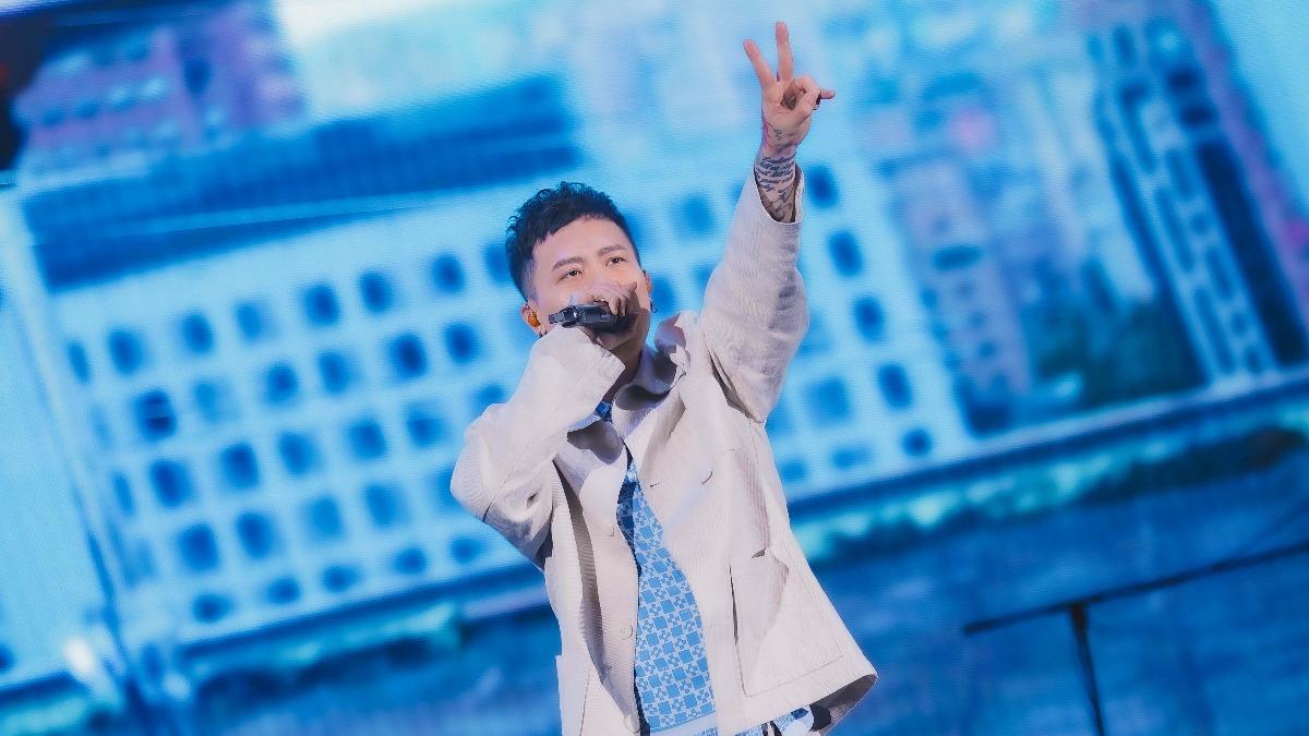 蕭秉治擔任五月天香港巡演開場嘉賓。（圖／相信音樂提供）