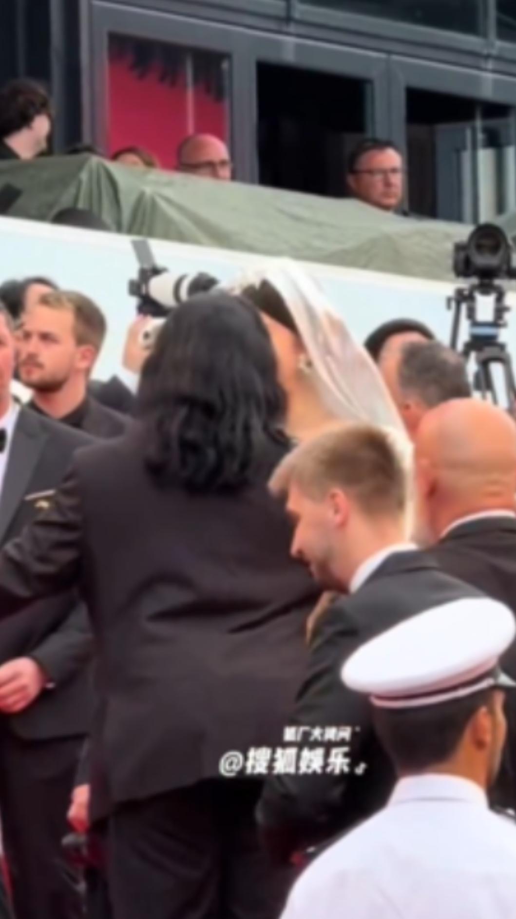 趙櫻子被工作人員請走，網推測她的服裝有觸犯規定。（圖／翻攝自微博）