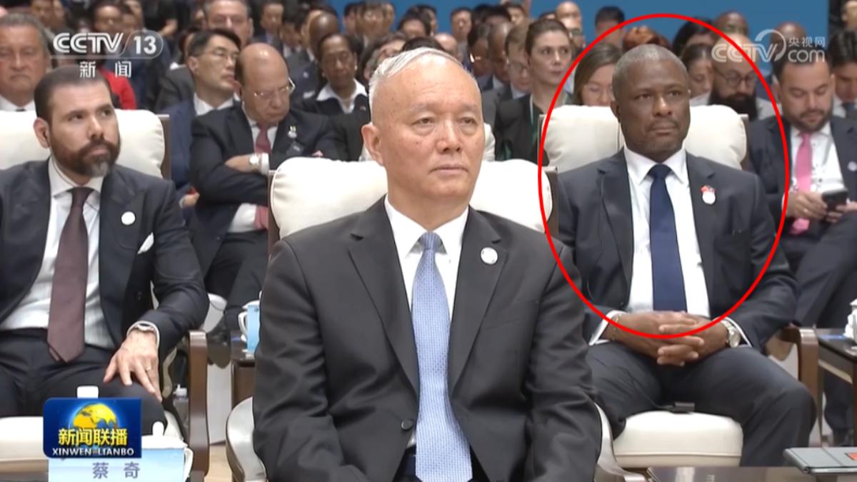海地派出外交部長蔣伯狄參與中拉論壇，央視畫面顯示他就坐在中央書記處書記蔡奇左後方。(圖／翻攝自CCTV節目官網)