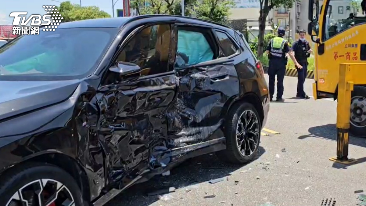 自小客車左側車損嚴重。（圖／TVBS）