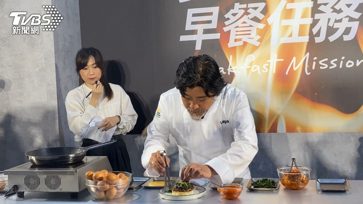 這次愛德華李帶來兩款韓味漢堡，也現場製作。（圖／林坤緯攝）