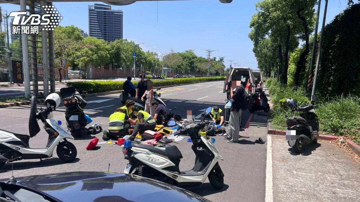 夫妻雙載闖紅燈撞車，後座妻子傷重不治。（圖／TVBS）