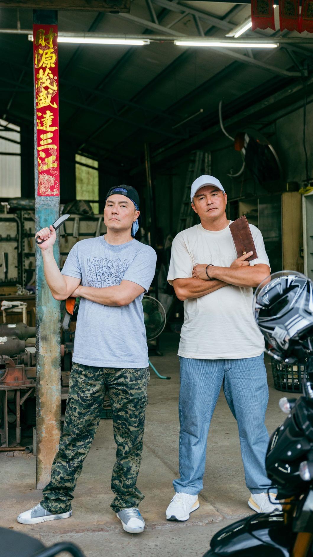 李銘忠(左)和李銘順親手打鐵。(圖/公視提供)