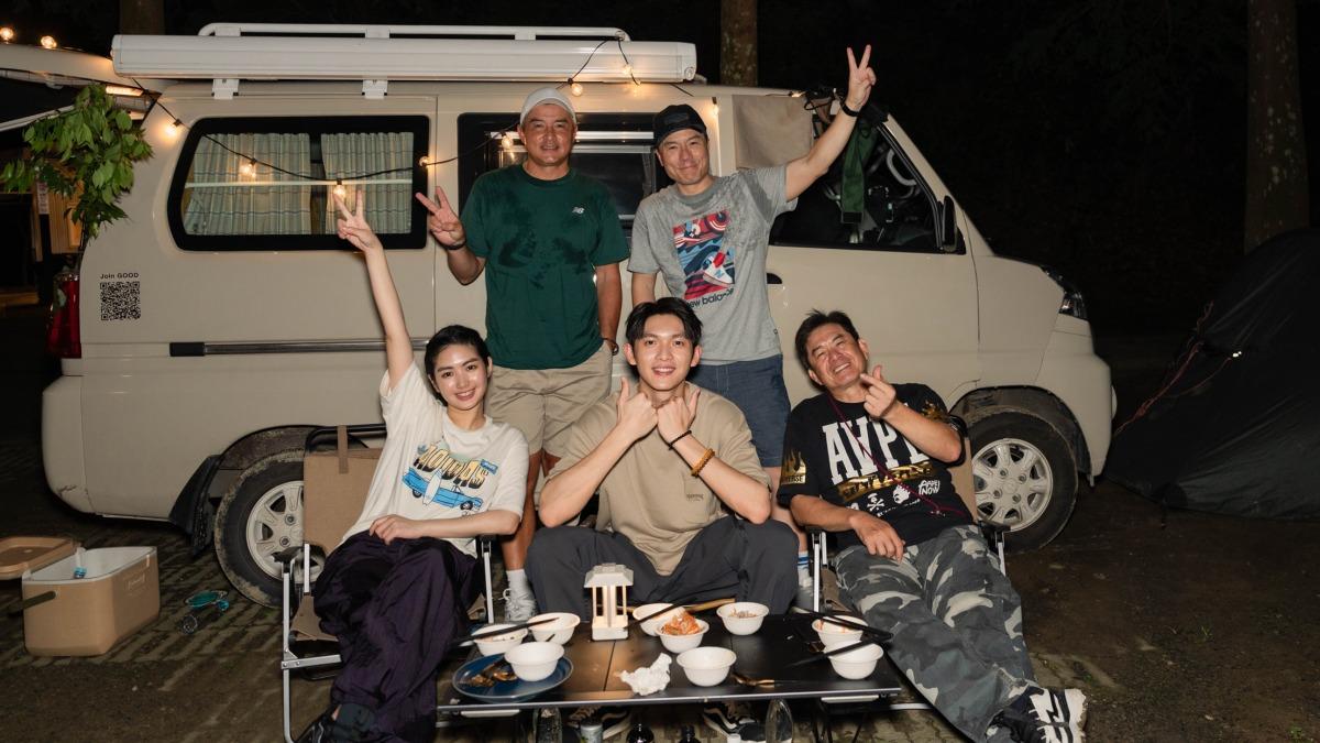 李銘順(後排左起)、李銘忠、嘉賓雷嘉汭(前排左起)、洪都拉斯、林輝瑝出外景。(圖/公視提供)