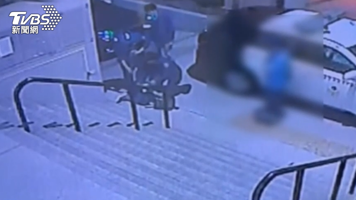 高女在門口癱軟。（圖／TVBS）