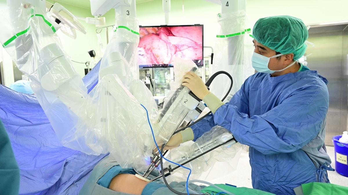 呂庭聿考量李嬤年齡及術後照顧,採用單一孔洞達文西機器人手臂進行肺葉切除手術。(圖/亞大附醫提供)