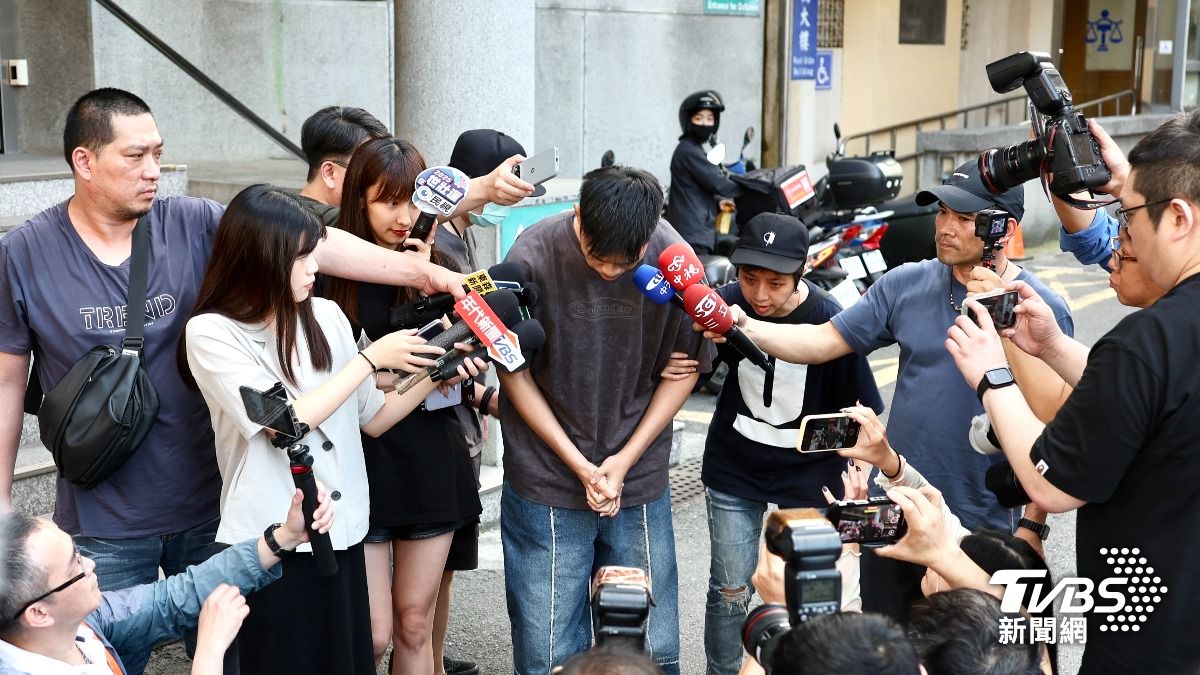 陳大天昨4度鞠躬。(圖/華子琛攝)