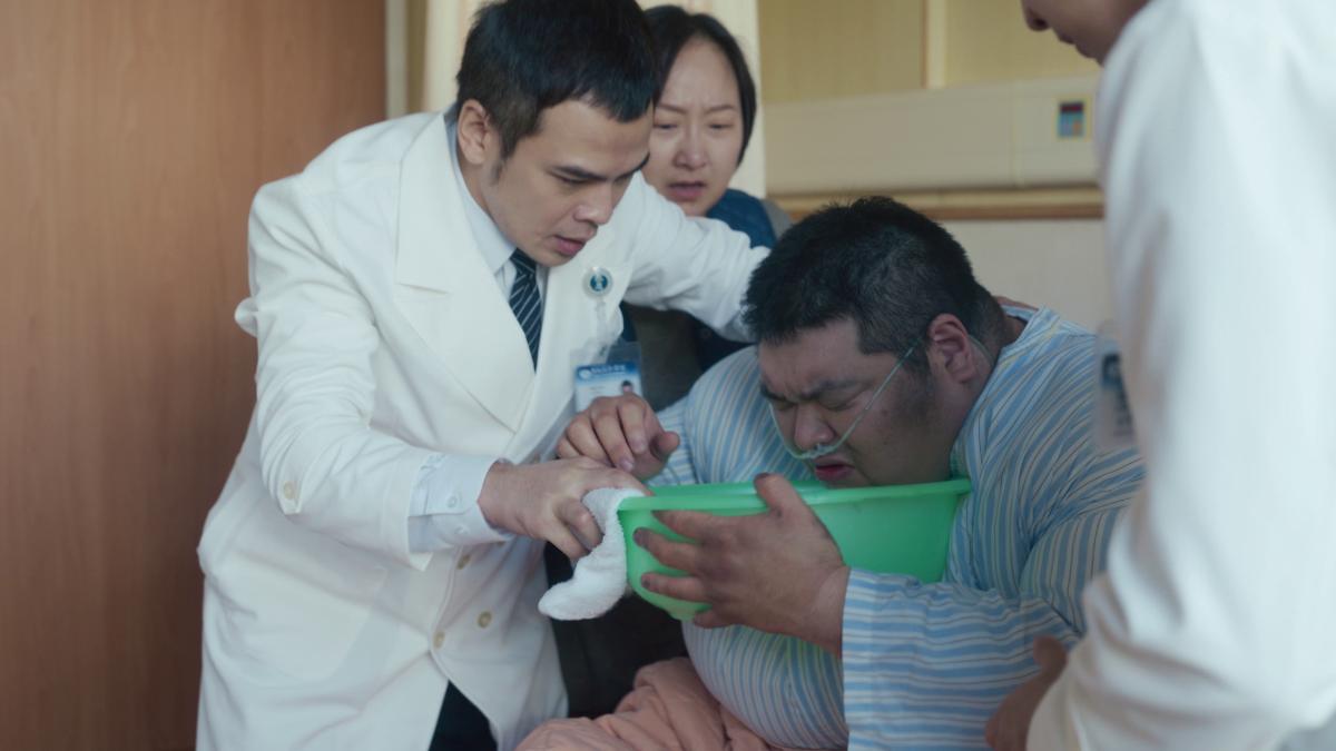 《院長爸爸》蘇達（左）的患者重達160公斤。（圖／大愛提供）