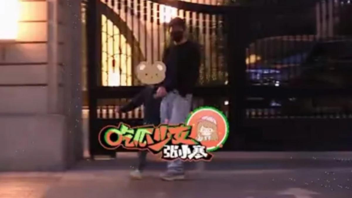 趙德胤被拍到自由進出趙麗穎家，並單獨帶她兒子外出。（圖／翻攝自微博）