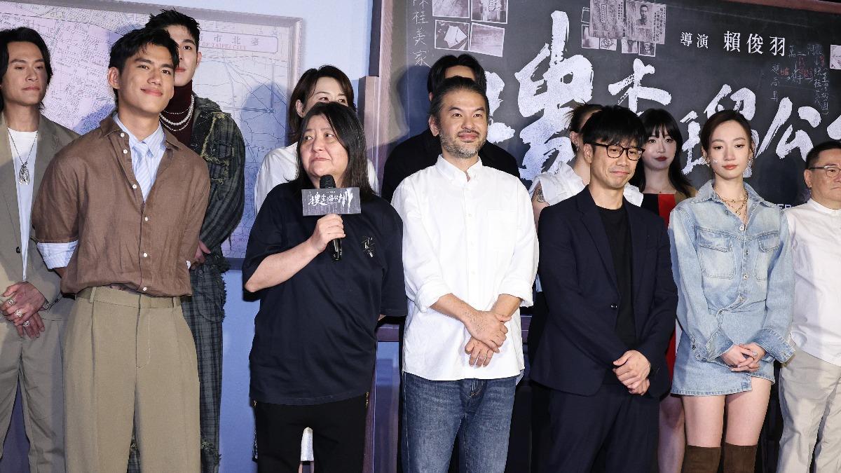 朱軒洋（前排左一）和吳卓源（前排右一）在《搜查瑠公圳》首映會合體，全程無互動。（圖／記者張哲鳴攝影)