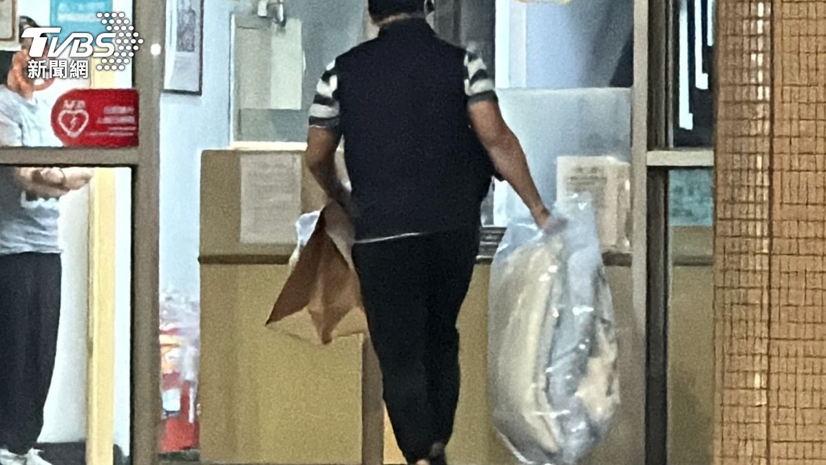 警方帶回童房間的棉被以及衣物等證物帶回警局。（圖／TVBS）
