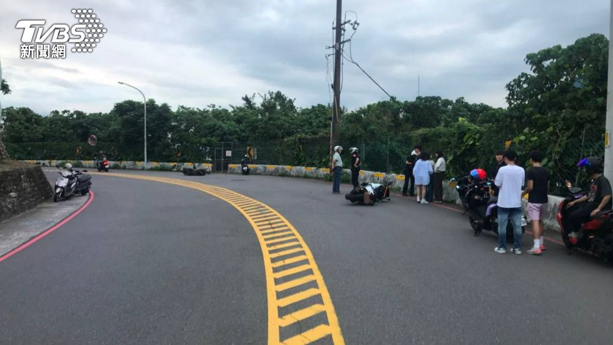 機車騎士過彎自摔後滑行到對向車道，猛力對撞另輛機車，導致騎士重傷昏迷。（圖／TVBS）