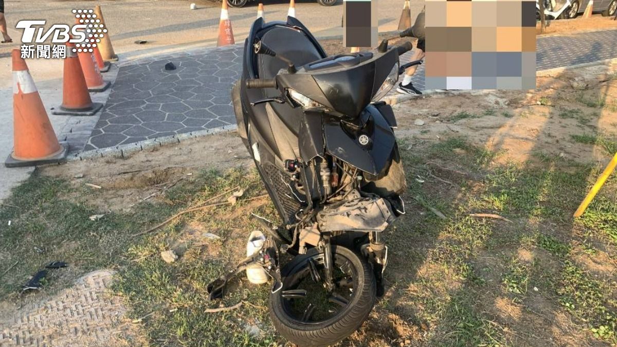 機車前輪撞斷，前車殼碰撞受損。(圖／TVBS)