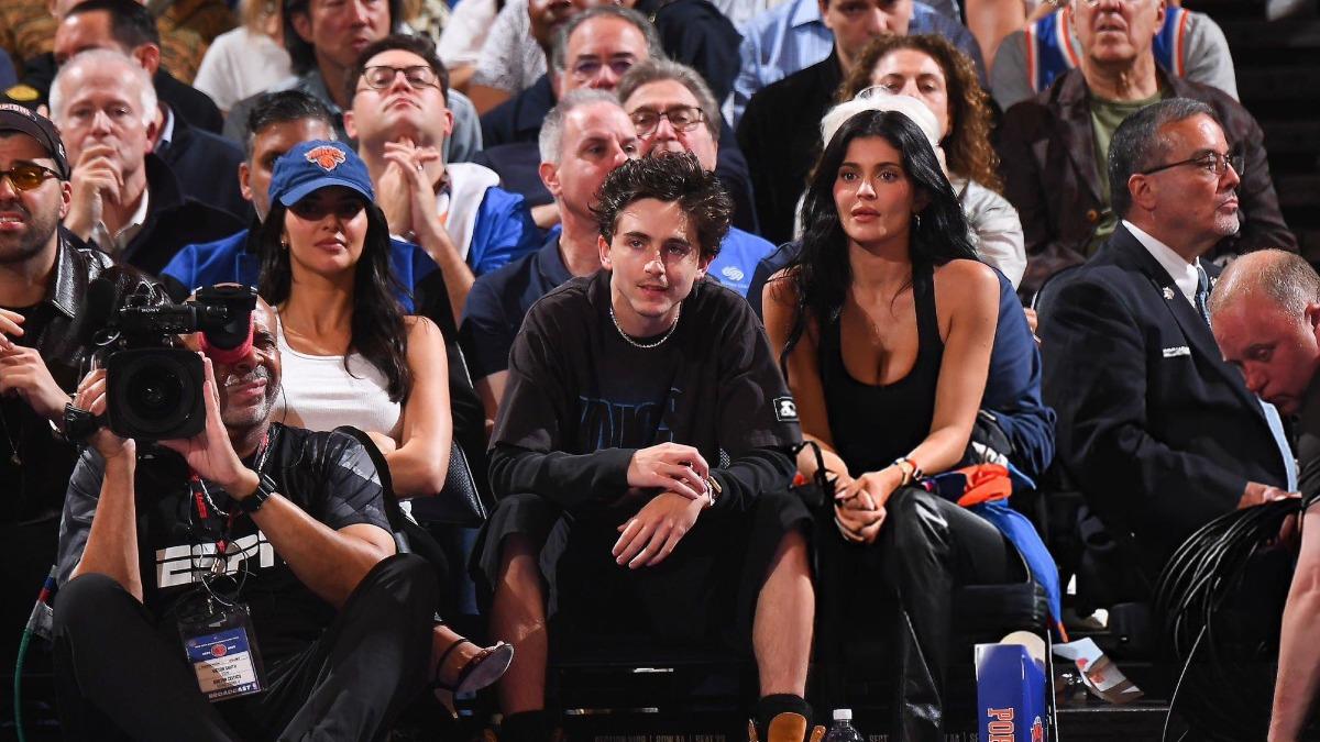 甜茶與女友一同觀看NBA球賽，戴著卡地亞的手錶和項鍊。(圖／取自X@timotheeupdates)
