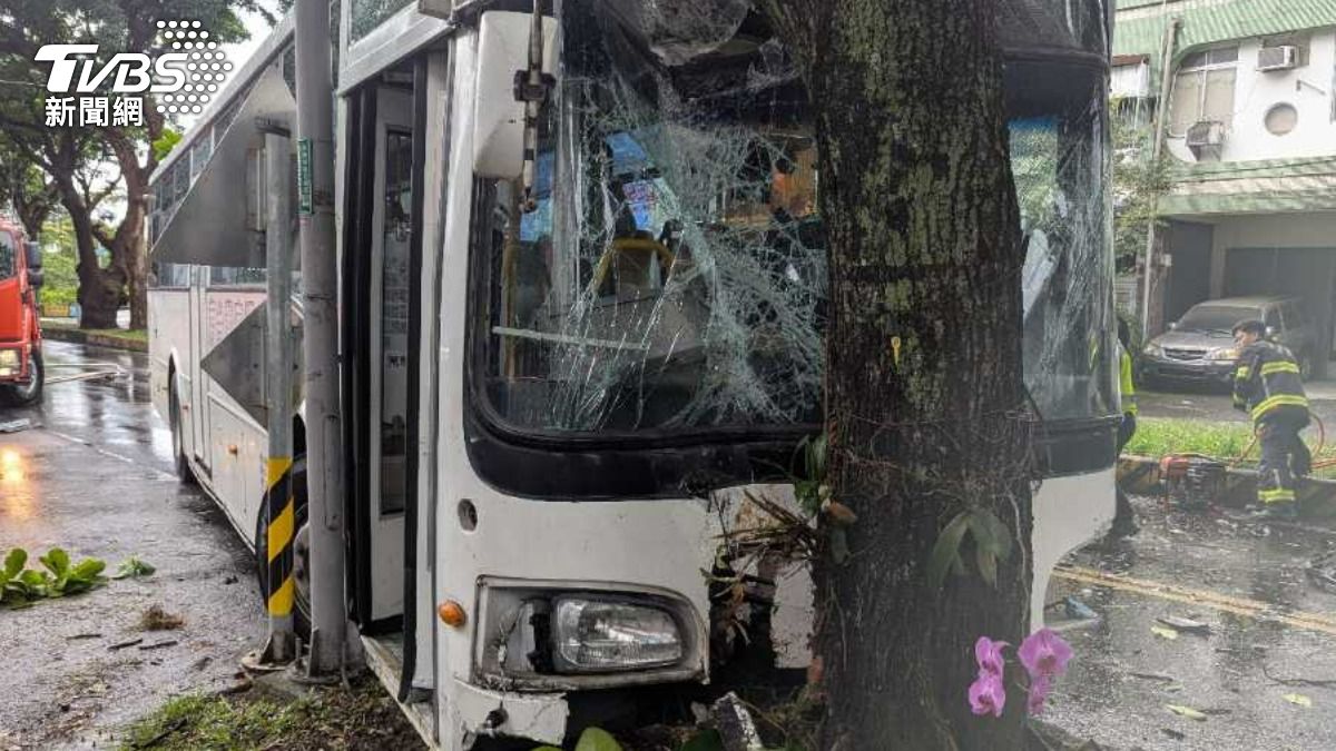 公車又撞上路樹，擋風玻璃直接變成蜘蛛網狀