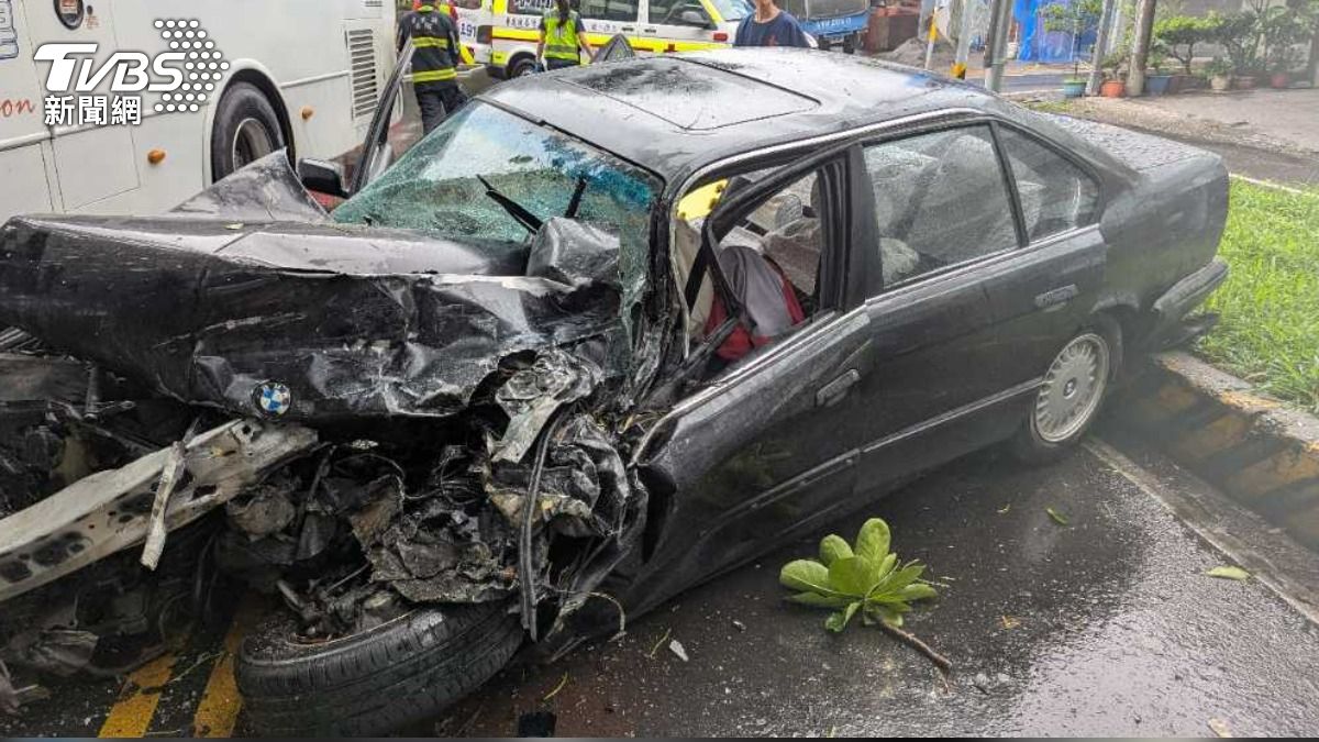 小客車車頭幾乎全毀變形。（圖／TVBS）