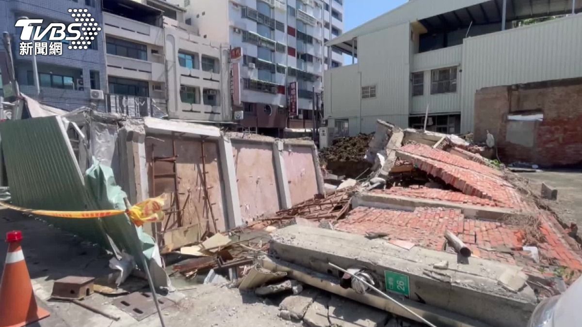 No injuries in Tainan building collapse (TVBS News) Improper excavation suspected in Taiwan building collapse