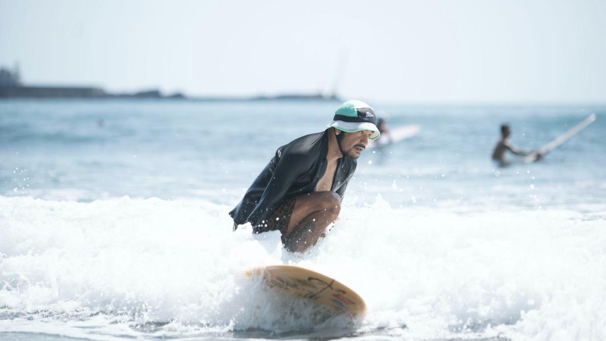 張震嶽新歌取材自衝浪、海邊、派對與夜晚。（圖／本色音樂提供）