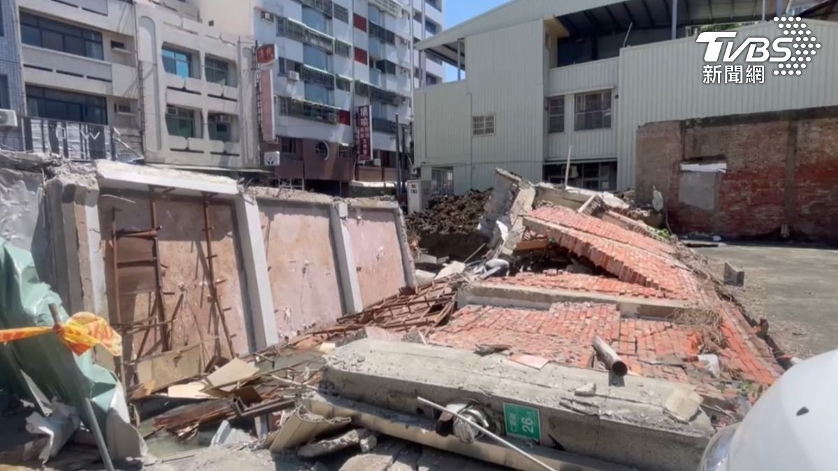 台南新營仁愛路1棟3層樓的透天厝倒塌。（圖／TVBS）