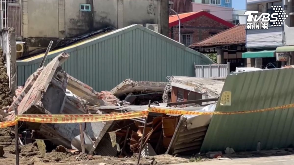 台南新營仁愛路1棟3層樓的透天厝倒塌。（圖／TVBS）