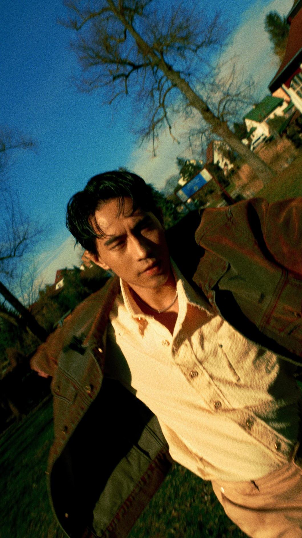 柏霖推出第二波主打歌〈破繭〉。（圖／索尼音樂提供）