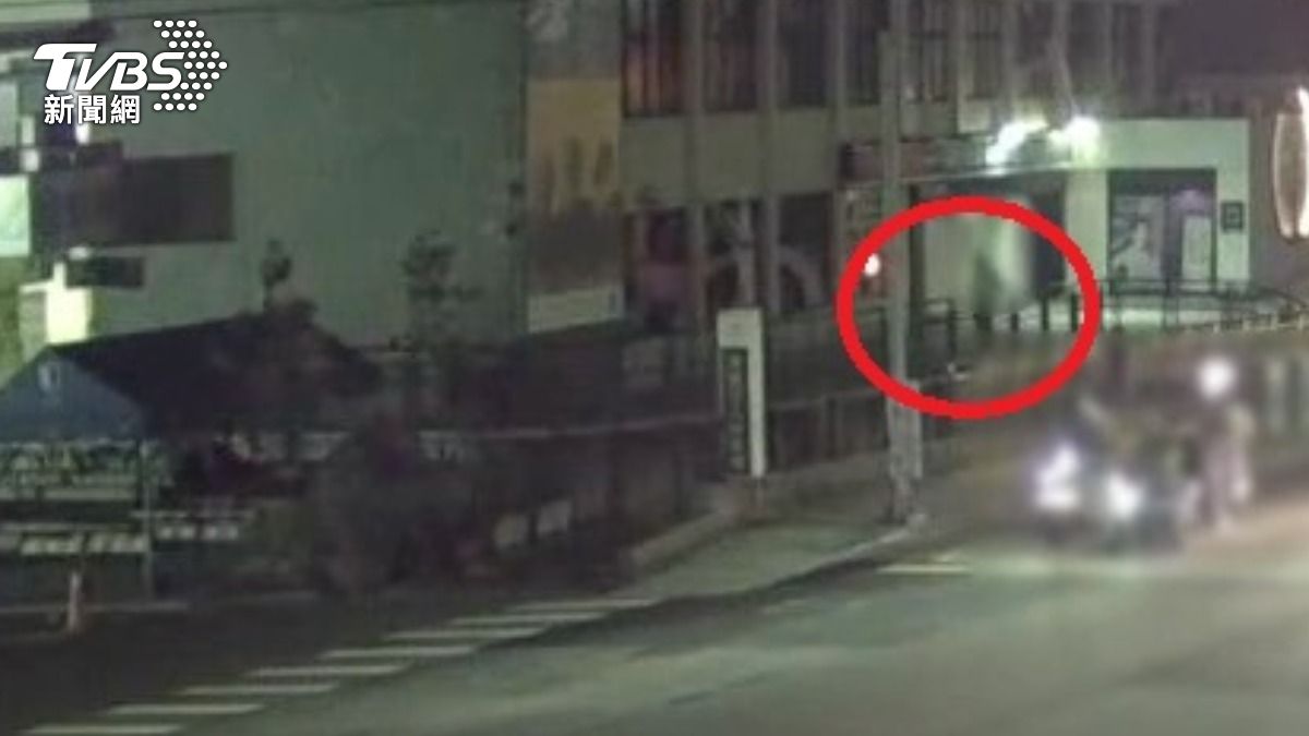 嫌犯隨後往校園方校逃逸。（圖／翻攝畫面）