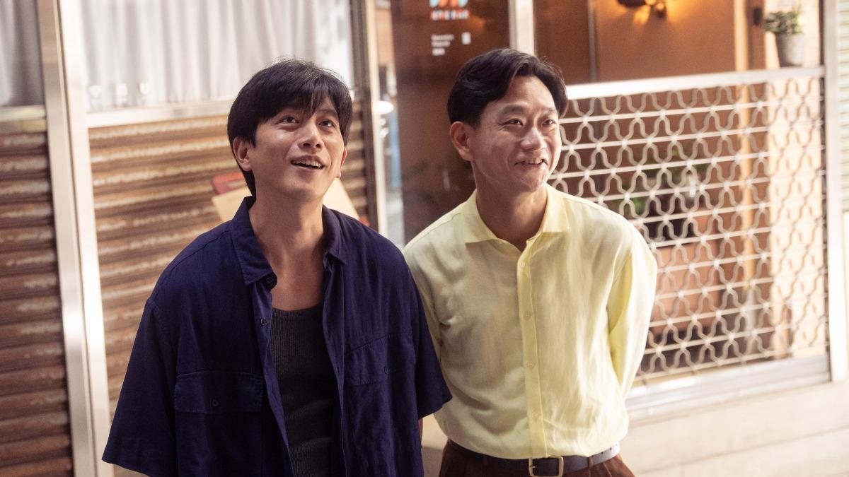 劇中莫子儀（左）因意外失去嗅覺跌入低谷，在老友陳家逵邀請下重返吧檯。（圖／逆光電影提供）