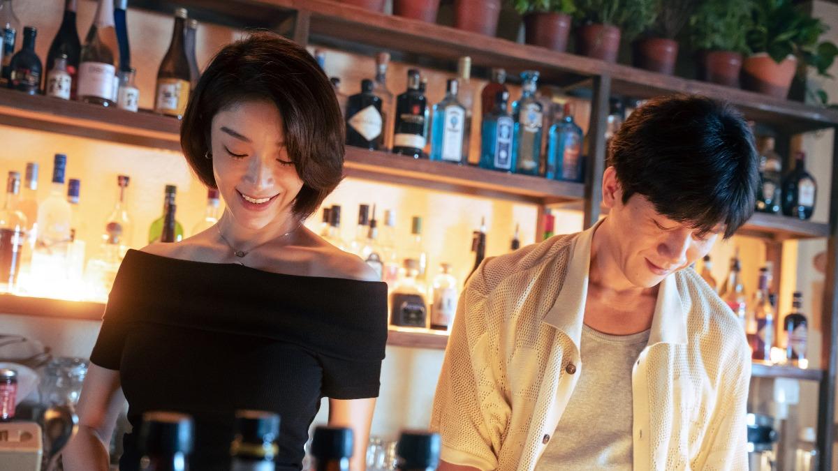 莫子儀（右）、蔡淑臻調酒師徒關係密切。（圖／逆光電影提供）