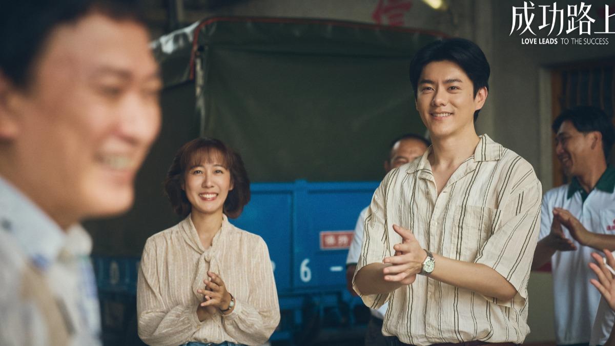 劇中李程彬穿越回到過去，以不一樣的身份與家人再聚首。（圖／八大提供）