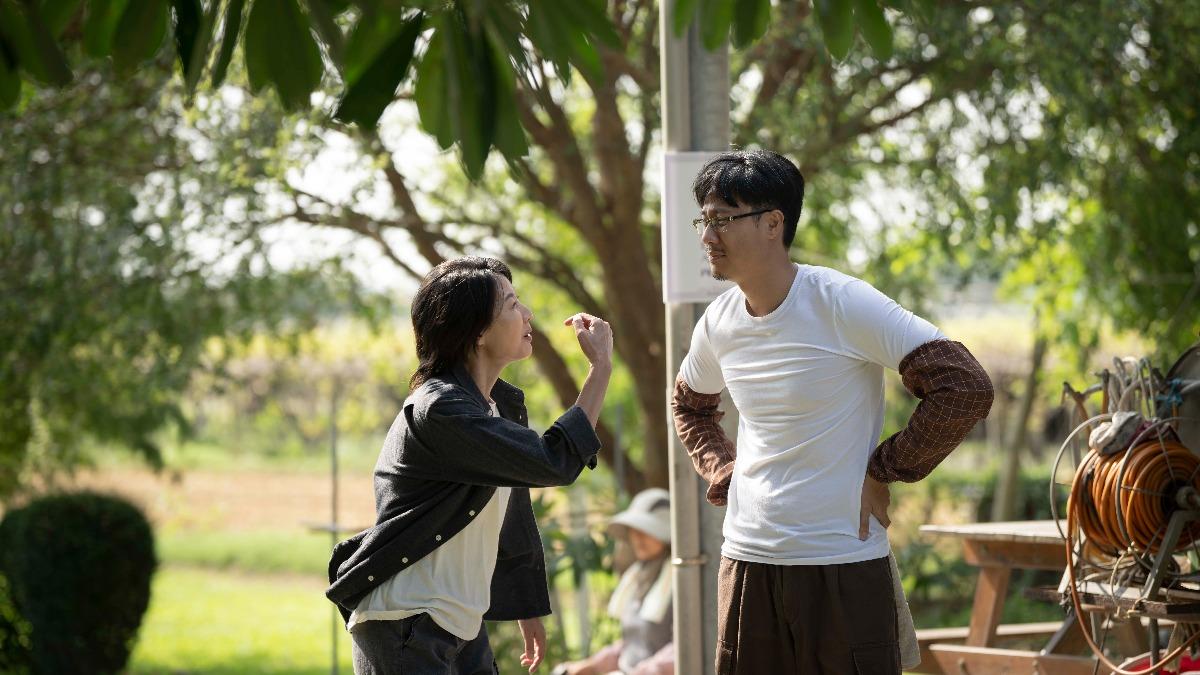 幫收東西還被兇，丁寧怒吼劉書宏：「到底在不高興什麼？」。（圖／公視台語台、華視提供）