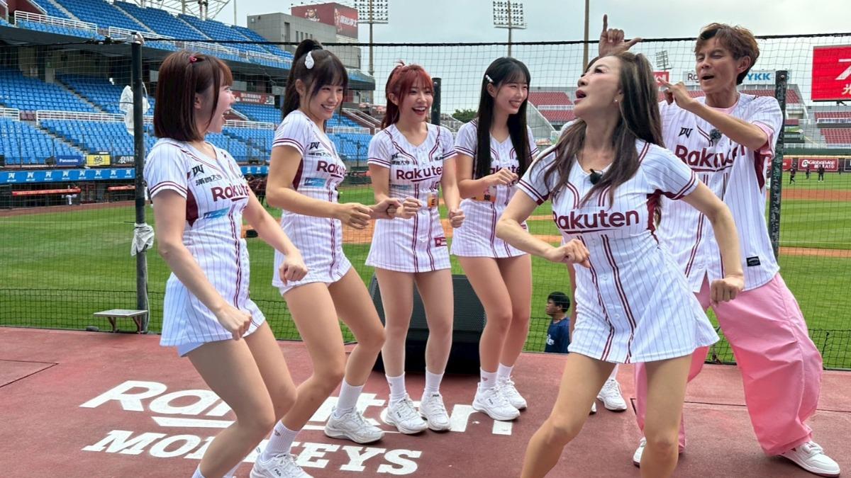 楊繡惠（右二）寶刀未老。（圖／民視提供）