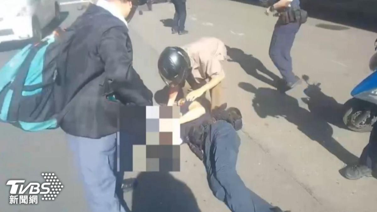 吳姓員警被撞後倒地不起。（圖／TVBS）