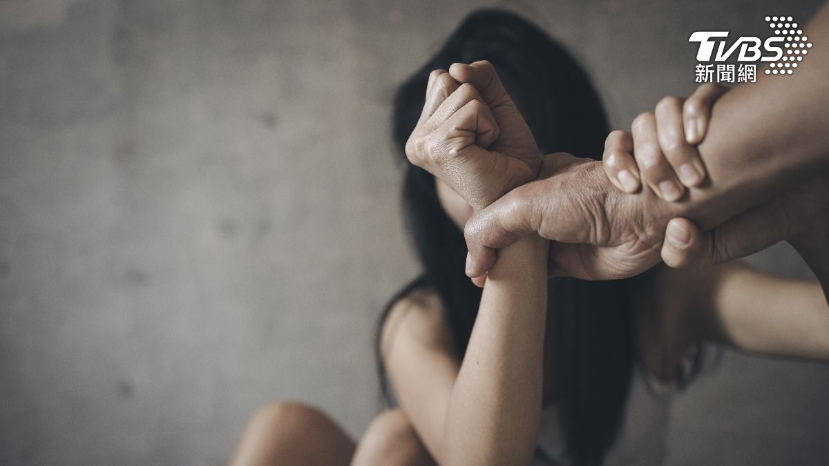 一名18歲的少女遭父母囚禁及虐待長達七年，最近才逃出。(示意圖／shutterstock 達志影像)