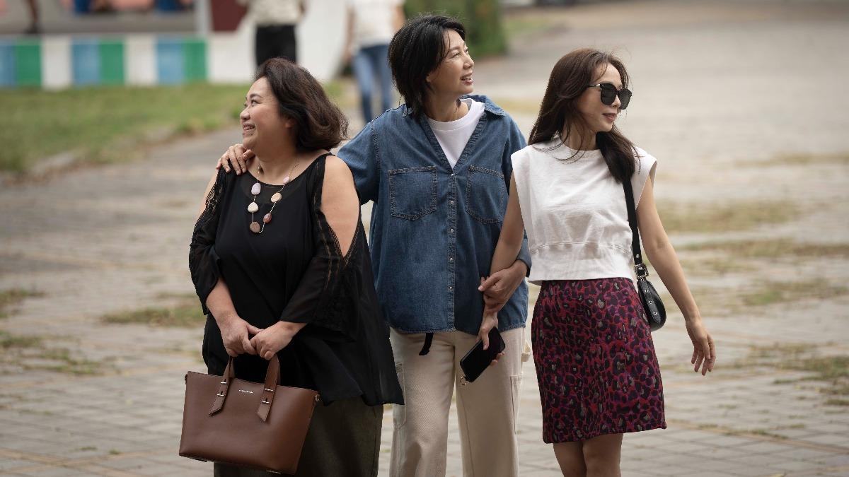 左起鍾欣凌、丁寧、孫淑媚戲裡、戲外都有好感情。（圖／華視、公視台語台提供）