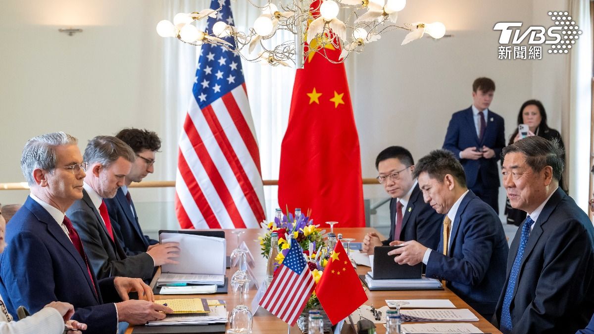 美中貿易會談在瑞士達成大幅降低對彼此關稅的協議，15日又在韓國舉行談判，圖為雙方在瑞士談判。(圖／達志影像路透社)