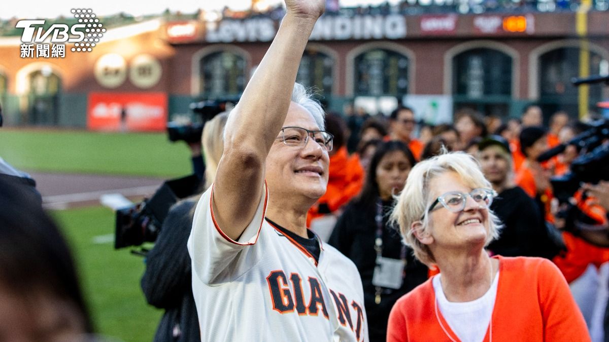 黃仁勳與太太Lori結縭40年，圖為兩人參與MLB舊金山巨人開球儀式。（圖／達志影像路透社）