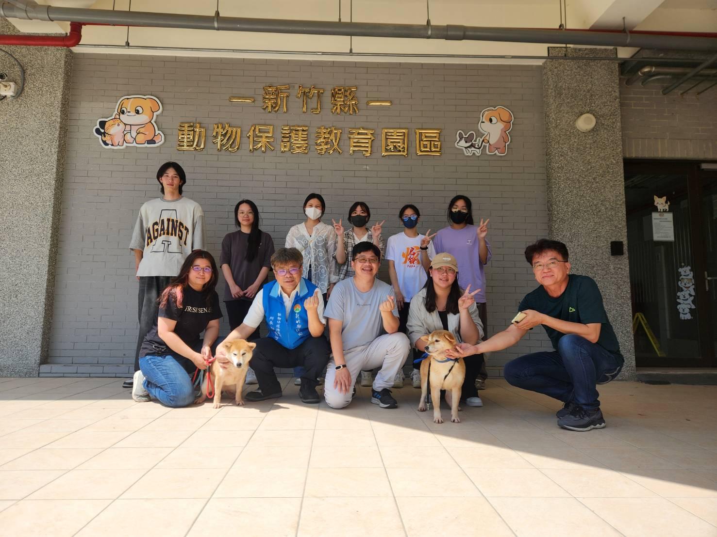 元培科技大學寵物保健系師生來協助柴犬做美容。（圖／新竹縣動保所提供）