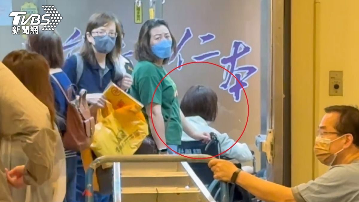 男童的母親全身癱軟無力，須坐輪椅由友人協助進出。（圖／TVBS）