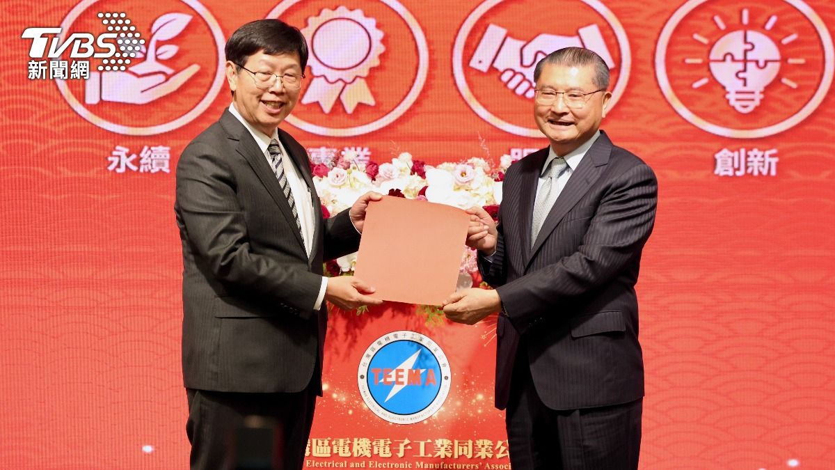 鴻海董座劉揚偉接任電電公會理事長，右為電電公會前任理事長，英業達董事李詩欽。（圖／華子琛攝）