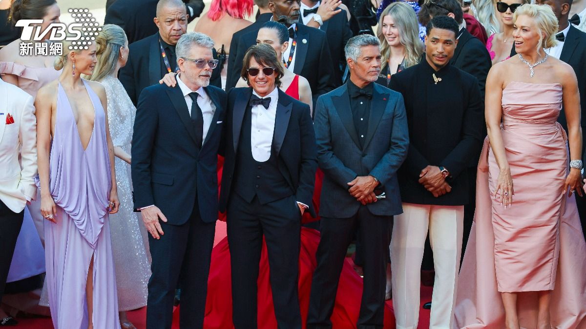 阿湯哥與主演群、導演們一起亮相。（圖／達志影像美聯社）